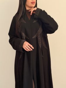 عبايه من قماش الكريب الفاخر مع تطريز يدوي