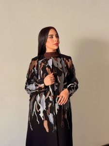 عبايه باللون الاسود مع الوان متداخله بالتطريز اليدوي